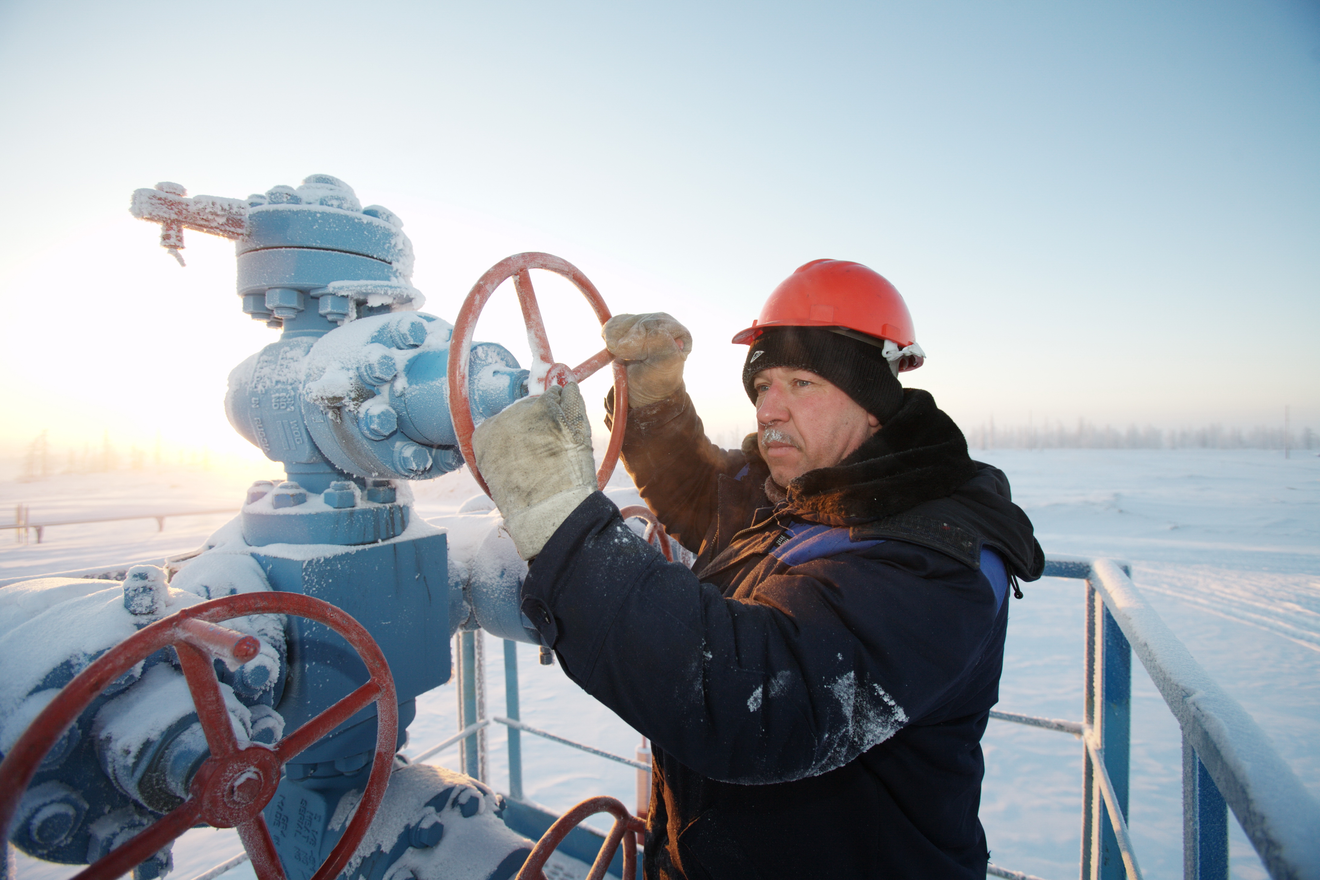 Условия работы на севере. Ямбург вахта Газпрома. Работники крайнего севера. Нефтяники на севере.