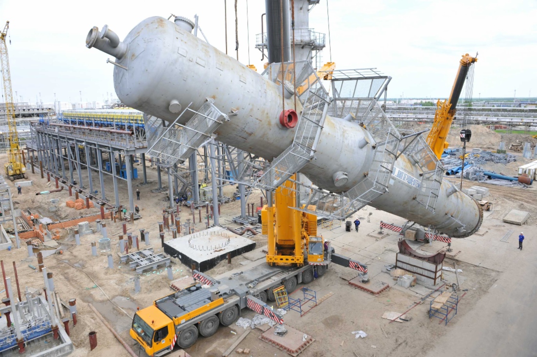 Column erection at CSU 2 (condensate stabilization unit)