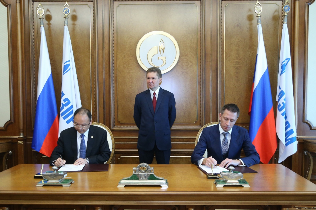 NIPIGAZpererabotka and CGGC signing contract in Moscow in presence of Alexey Miller, Chairman of Gazprom Management Committee, for Chinese company to carry out construction and install cryogenic gas separation units at Amur gas processing plant. Pictured: Chen Xiaohua, Vice President of CGGC, and Dmitry Konov, Chairman of Management Board of SIBUR