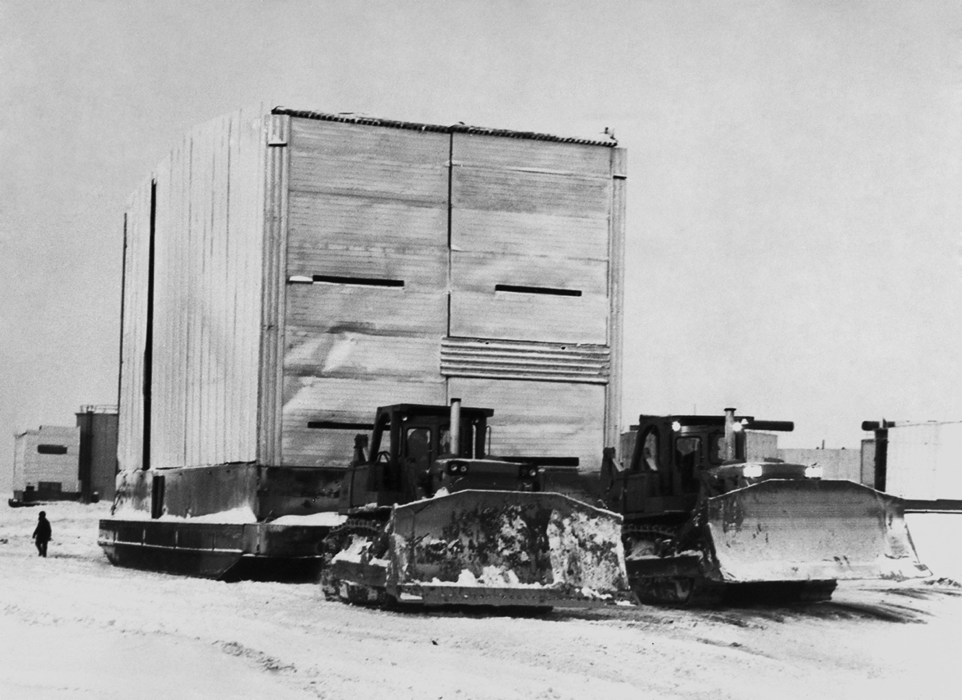Transportation of superblocks to GTU-2 installation site. 1985
