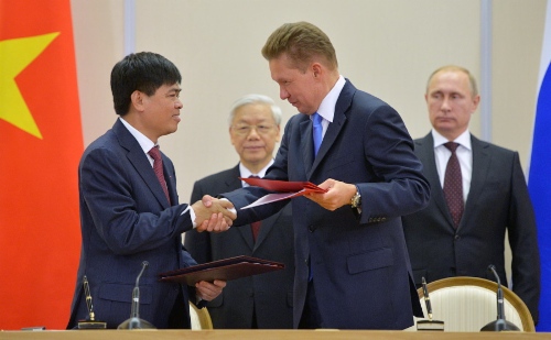 Alexey Miller (right) and Nguyen Xuan Son sign Framework Agreement on joint development of Nagumanovskoye (Orenburg Region) and Severo-Purovskoye (Yamal-Nenets Autonomous Area) fields. Photo by RIA Novosti