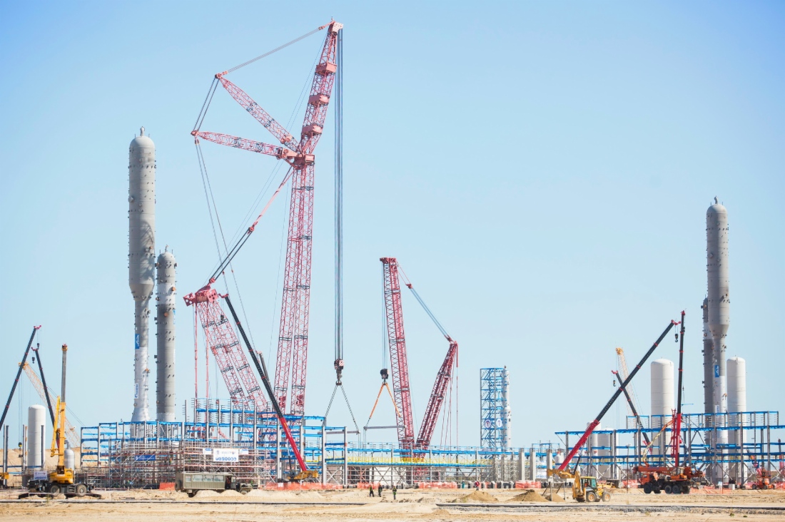 Installazione di attrezzature pesanti presso il cantiere dell'impianto di lavorazione del gas Amur