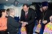 Alexey Zavgorodnev, Director General of Gazprom Transgaz Stavropol giving presents to children