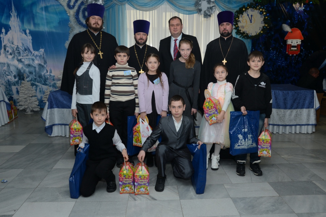 Children from orphanages and boarding schools with Alexey Zavgorodnev, Director General of Gazprom Transgaz Stavropol and priests of Stavropol and Nevinnomyssk Dioceses