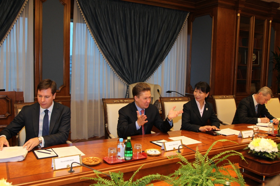 Alexey Miller (center) at working meeting with Masami Iijima, President and Chief Executive Officer of Mitsui 