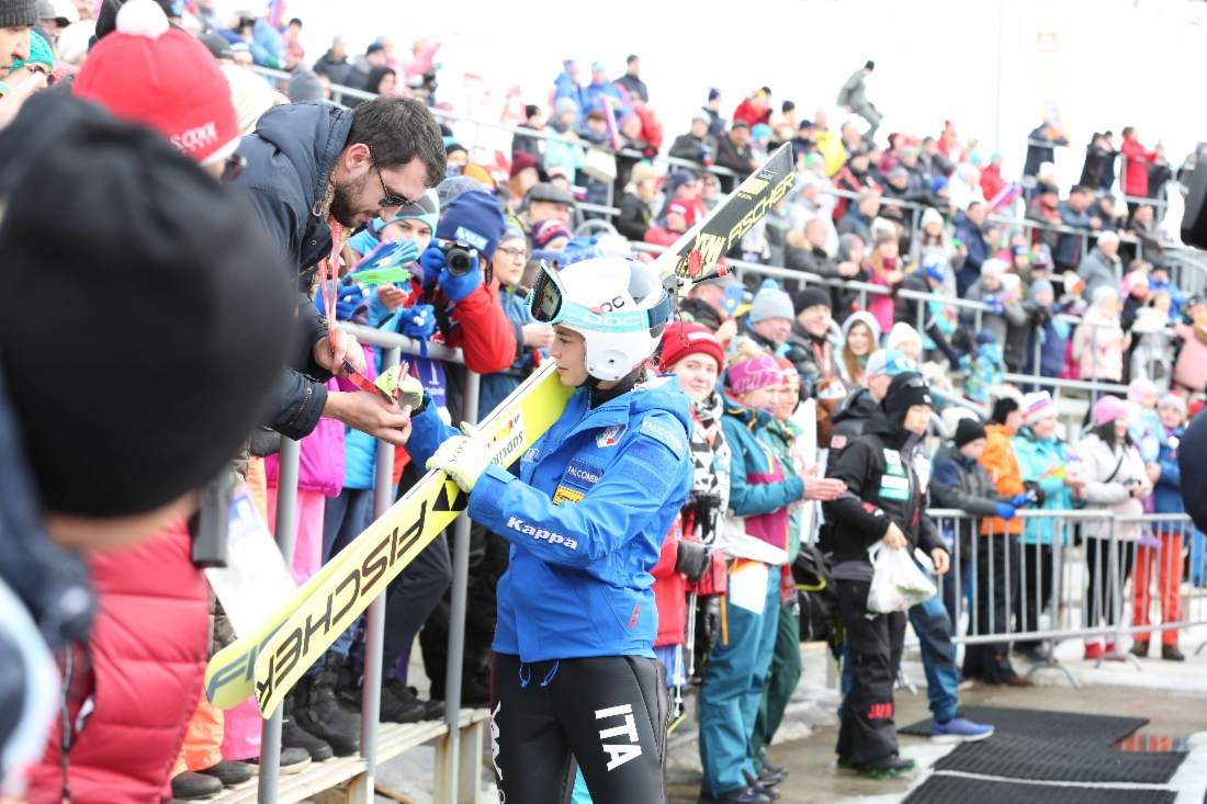 Residents and guests of Tchaikovsky give warm welcome to jumping skiers