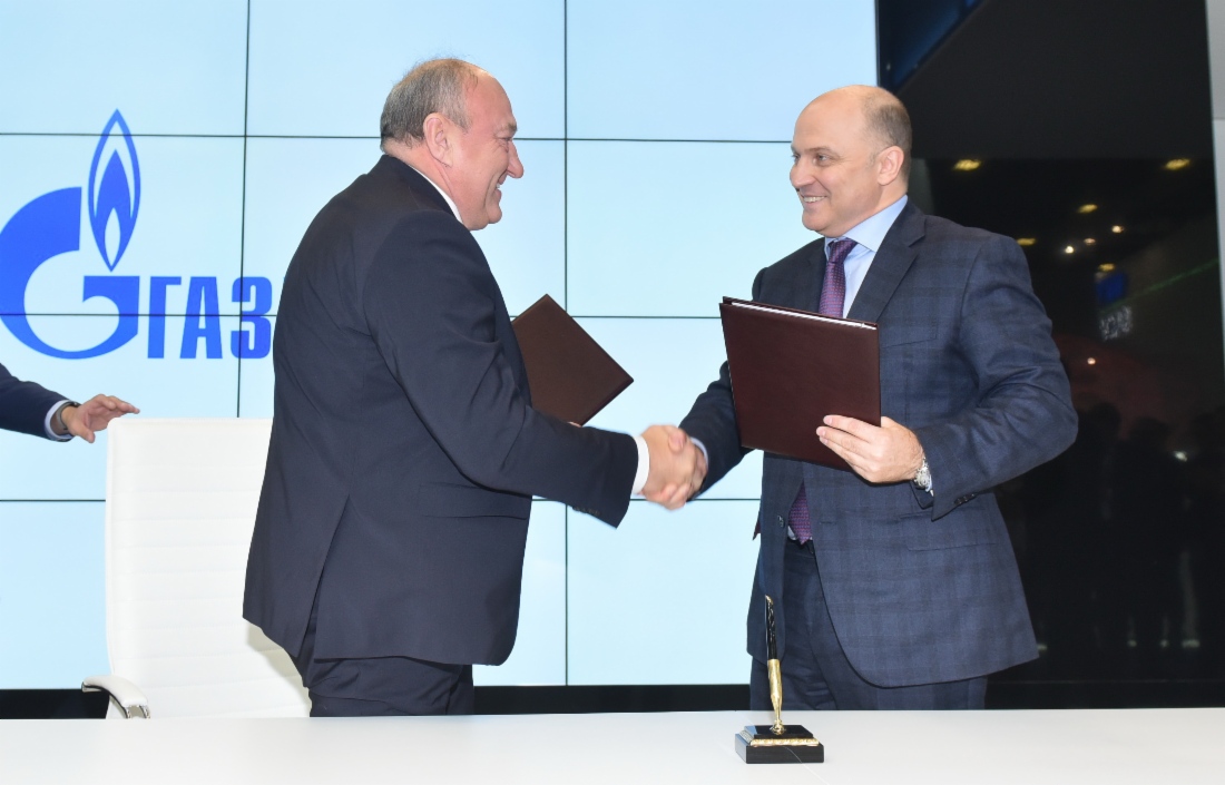 Sergey Polyakov, Director General of Foundation for Assistance to Small Innovative Enterprises (FASIE), and Oleg Aksyutin signing Agreement for scientific and technical cooperation and partnership at 7th St. Petersburg International Gas Forum