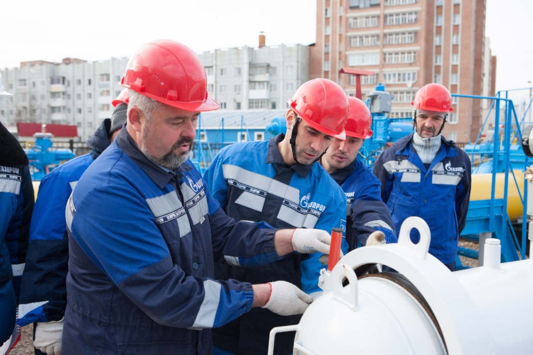 Preparations for pig launching during third round of contest
