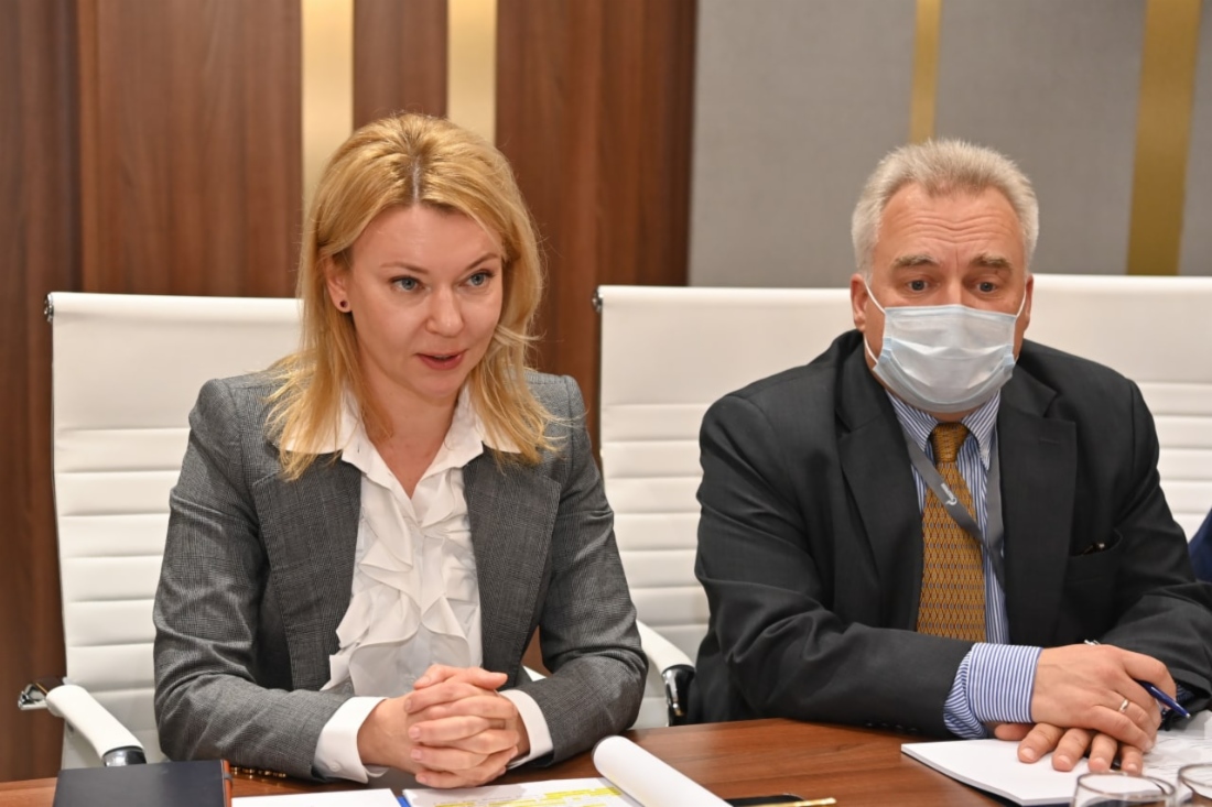 Elena Burmistrova (left)