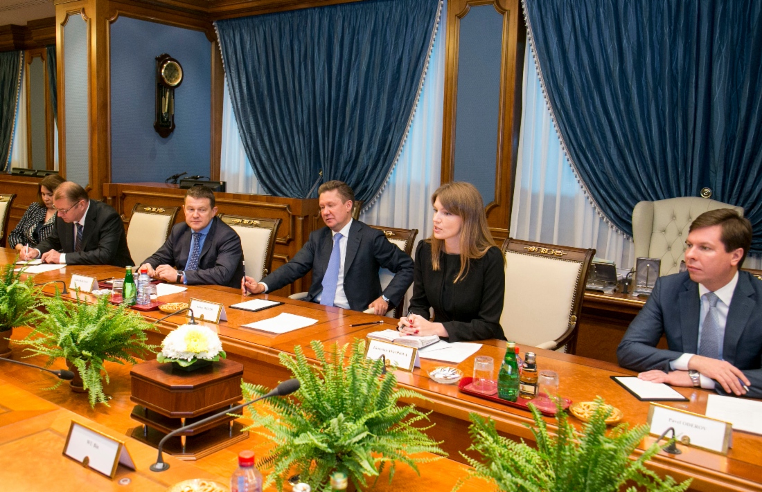 Alexey Miller (center) at working meeting with Jiang Jianqing
