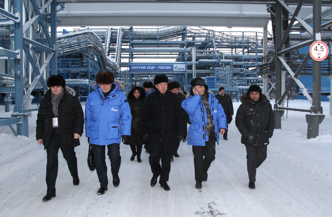 Alexey Miller (center) visits comprehensive gas treatment unit, Zapolyarnoye field