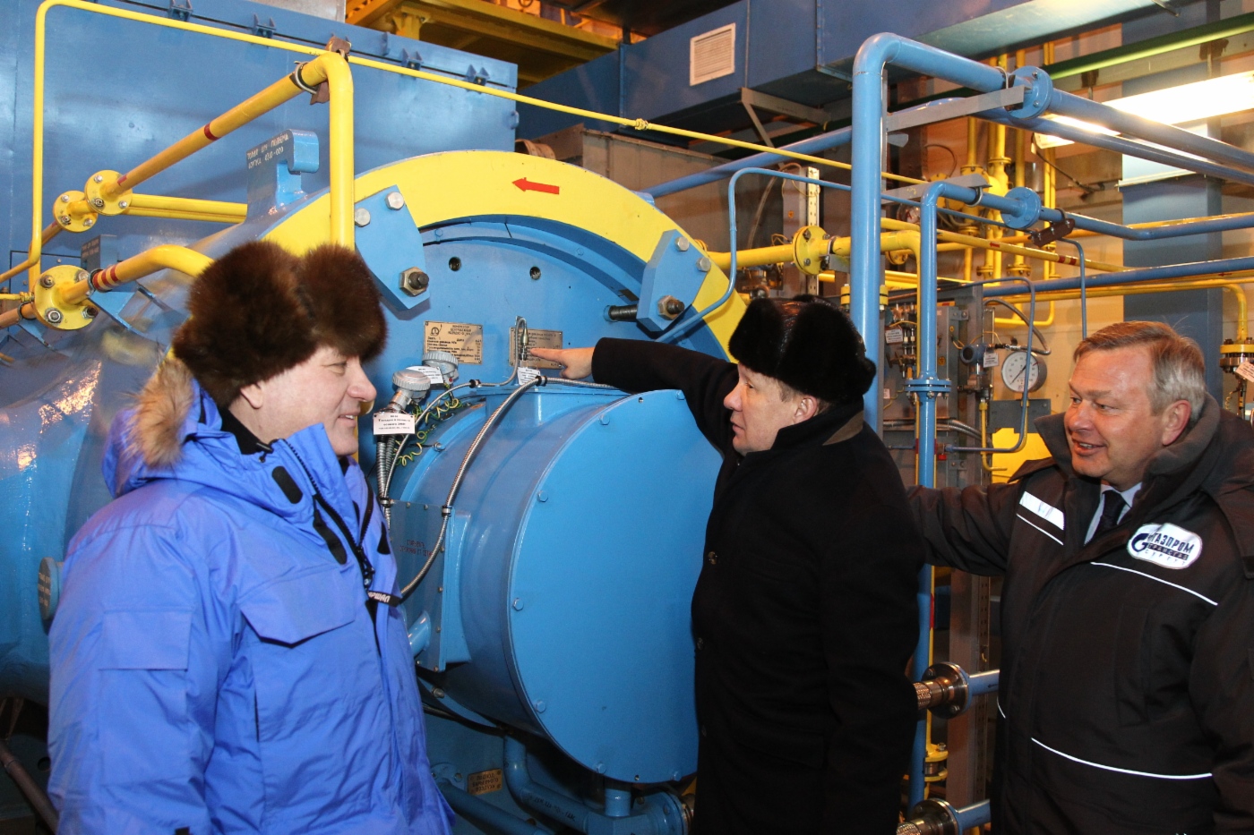 Alexey Miller (center) at Zapolyarnaya compressor station