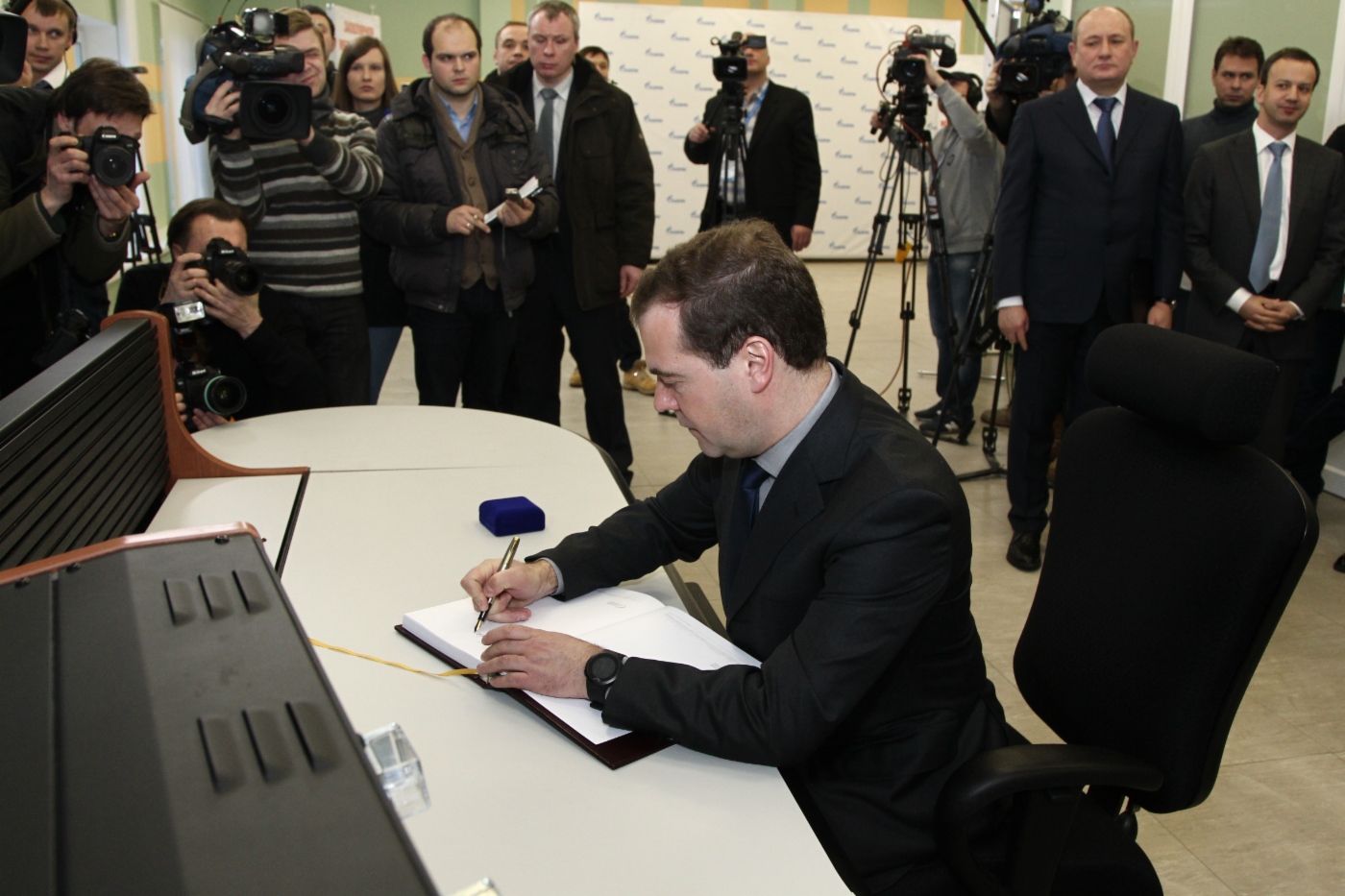 Dmitry Medvedev leaves note in Guestbook