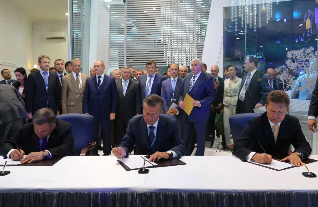 Rustam Minnikhanov, President of Republic of Tatarstan, Viktor Zubkov, Chairman of Gazprom Board of Directors, Director General of Gazprom Gazomotornoye Toplivo and Alexey Miller signing Agreements for Wider 