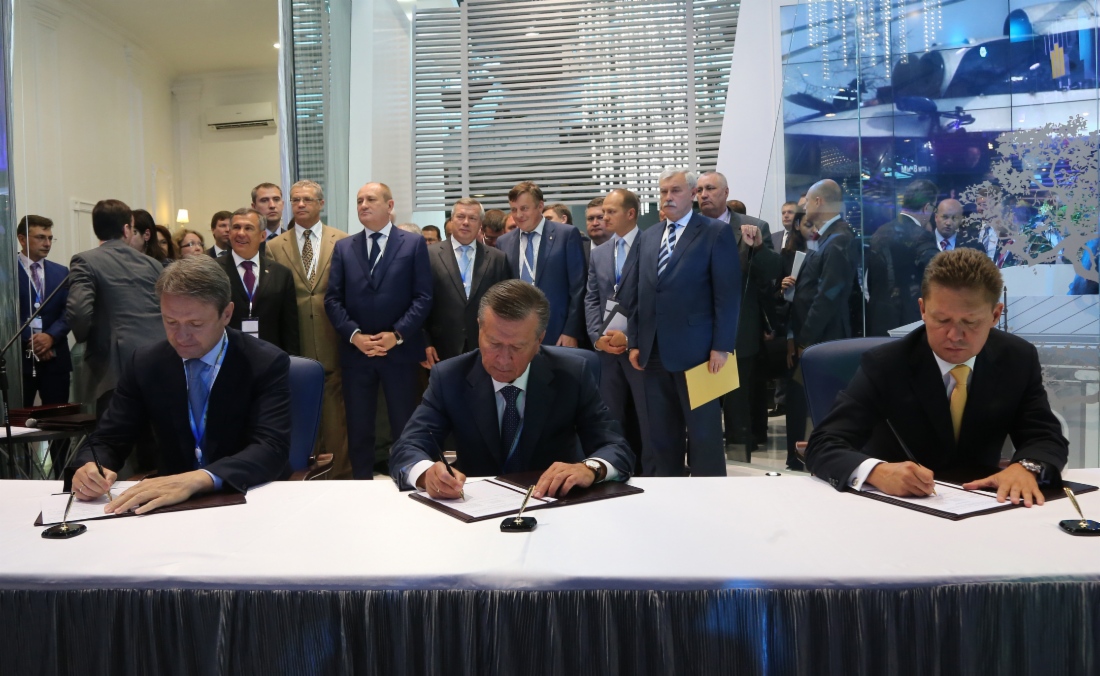 Alexander Tkachev, Governor of Krasnodar Territory, Viktor Zubkov, Chairman of Gazprom Board of Directors, Director General of Gazprom Gazomotornoye Toplivo and Alexey Miller signing Agreements for Wider Use of Natural Gas as a Motor Fuel