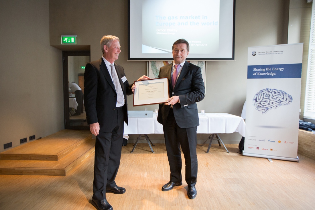13th meeting of International Supervisory Board of Energy Delta Institute. Eric Dam congratulates Sergey Khomyakov with receiving EDI Honorary Fellow title
