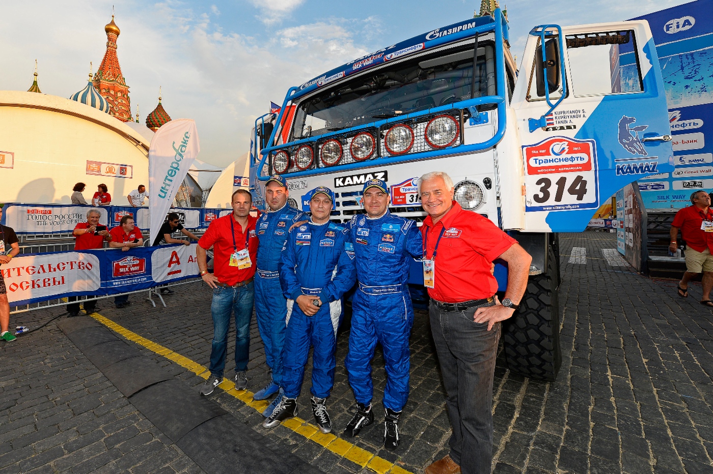 Gas-fueled KAMAZ team – Anatoly Tanin, Alexander Kupriyanov and Sergey Kupriyanov, Press Secretary of Gazprom Management Committee Chairman