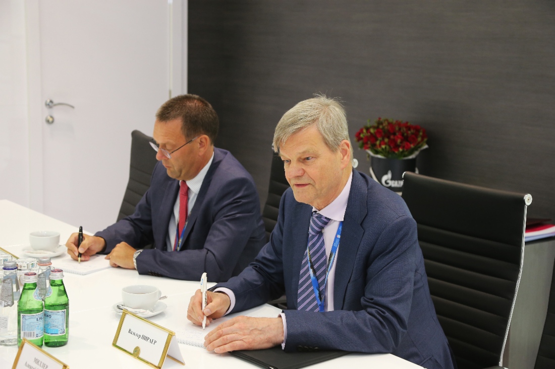 Walter Peeraer (right) at working meeting with Alexey Miller within St. Petersburg International Economic Forum 2015