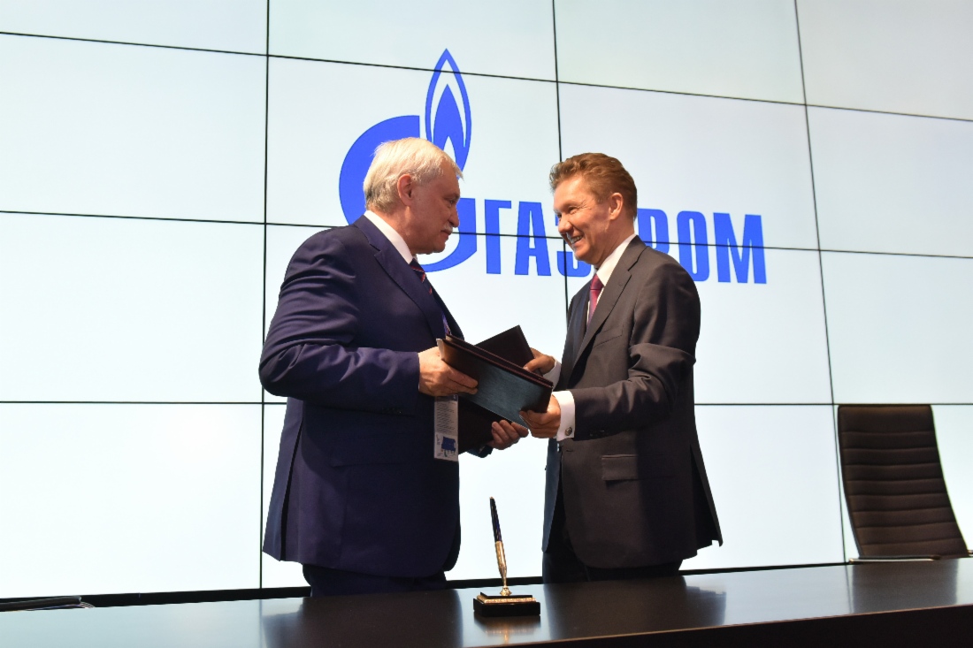 Georgy Poltavchenko, Governor of St. Petersburg, and Alexey Miller signing two Agreements of Cooperation at St. Petersburg International Economic Forum 2017