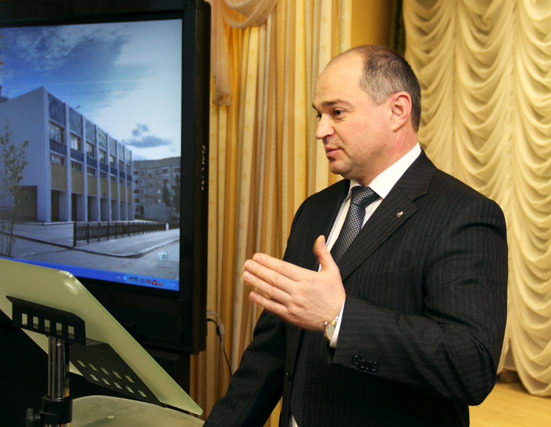 Sergey Menshikov meets with Nadym high-school students