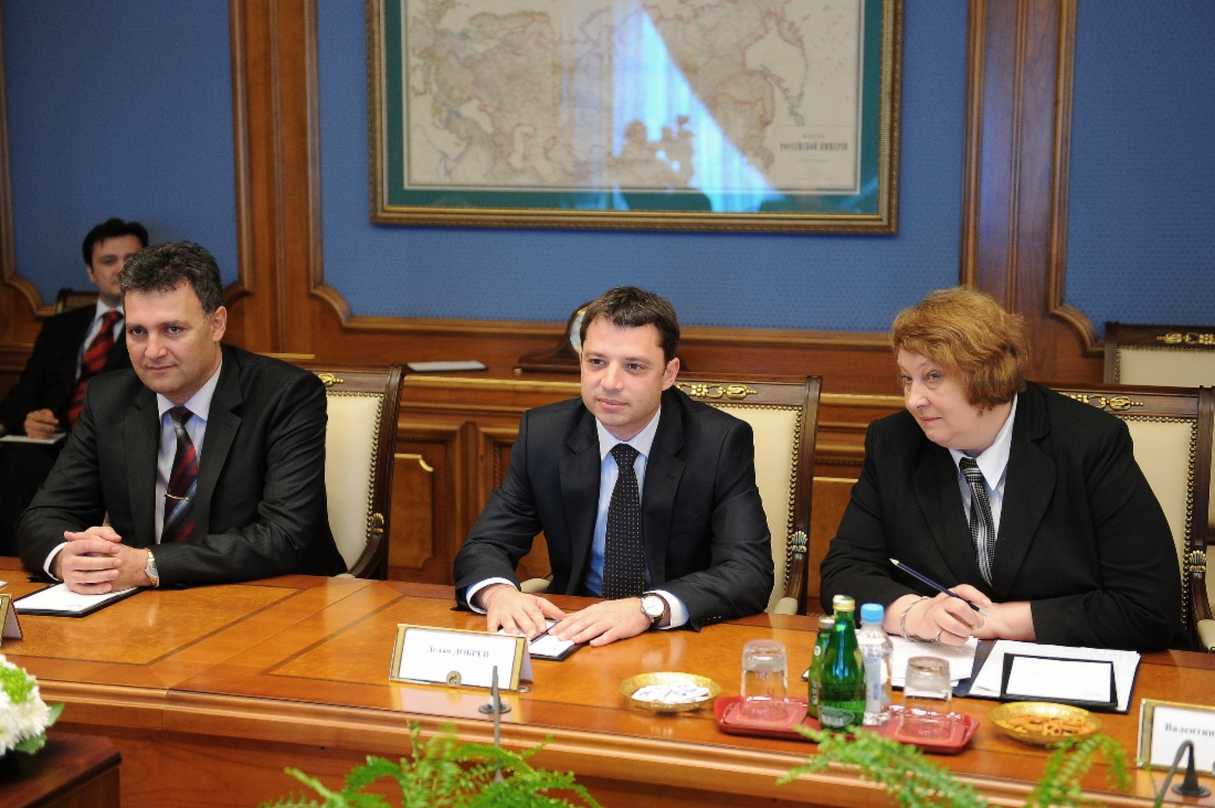 Delyan Dobrev (center), Bulgarian Economy, Energy and Tourism Minister at meeting with Alexey Miller