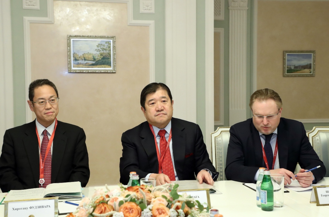 Tatsuo Yasunaga (center), President and CEO of Mitsui & Co., Ltd., at working meeting with Alexey Miller at St. Petersburg International Economic Forum 2018