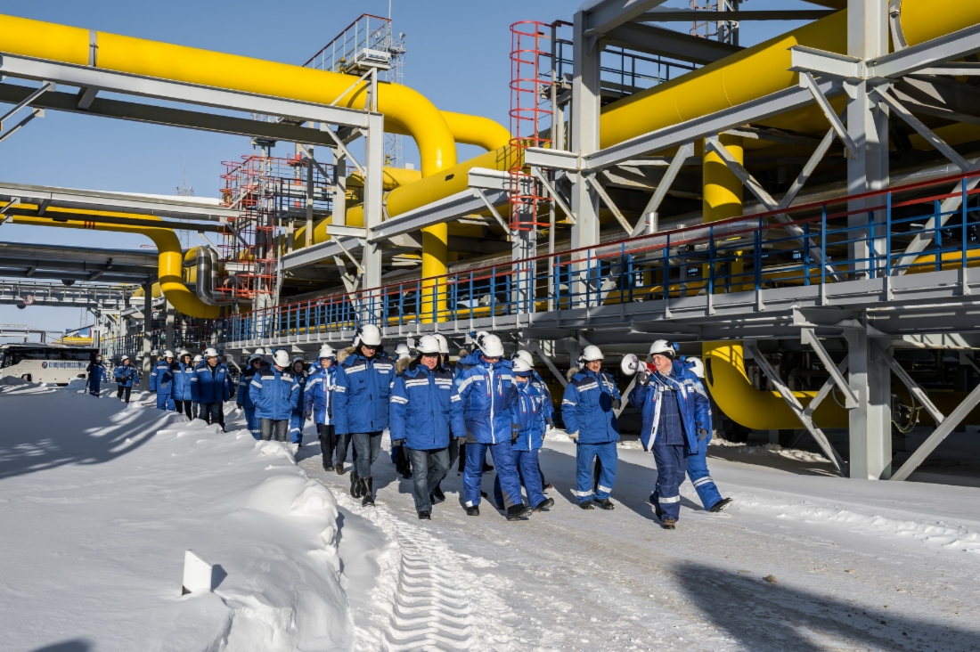 Guests of honor visiting comprehensive gas treatment infrastructure