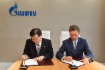 Masami Iijima, Chairman of Board of Directors of Mitsui & Co., Ltd., and Alexey Miller signing Framework Agreement for cooperation on small- and mid-scale LNG