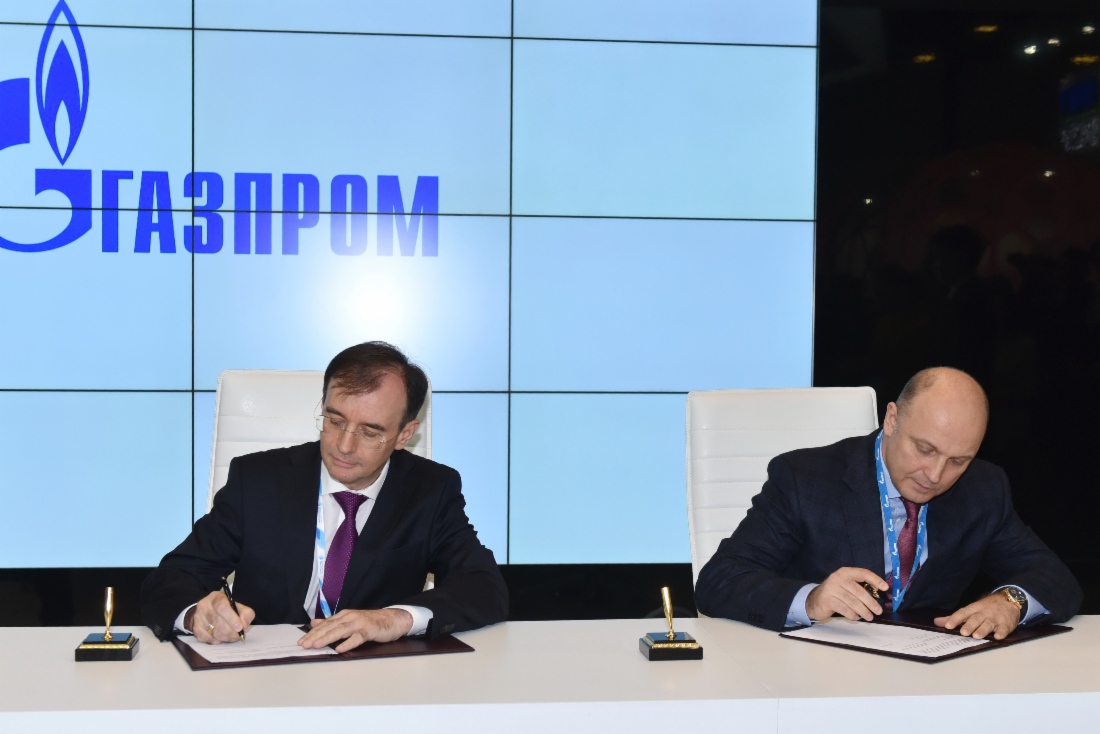 Yury Urlichich, Deputy Head of Analytical Center for Government of Russian Federation, and Oleg Aksyutin signing Cooperation Agreement at 7th St. Petersburg International Gas Forum